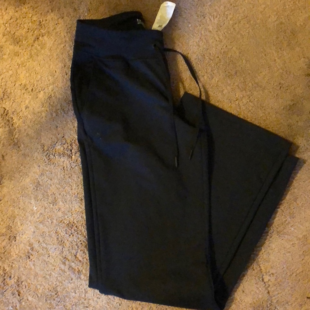 NWOT women’s fitted Under Armour heat gear pants